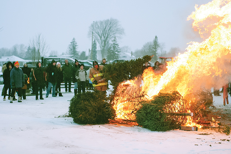 The return of a local tradition: Christmas tree bonfire on the beach attracts large crowd